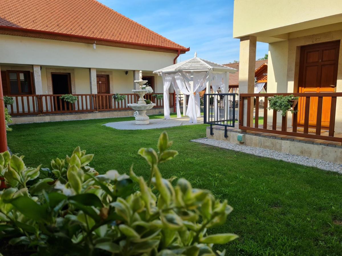 Toroes Panzio Bed and Breakfast Szabolcs Exteriör bild