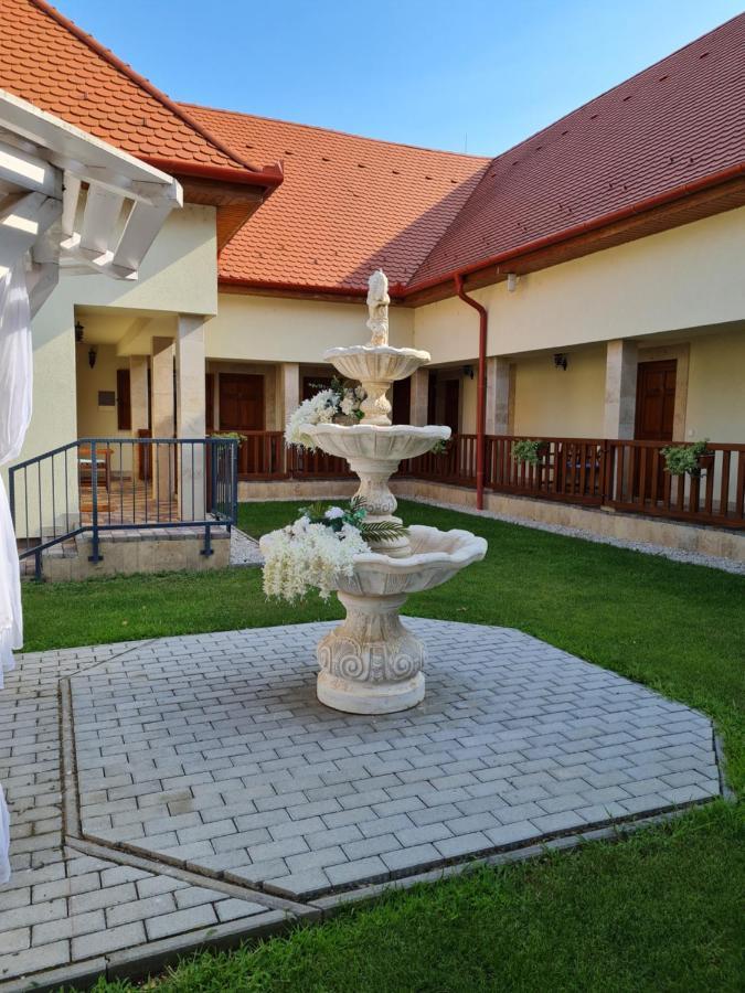 Toroes Panzio Bed and Breakfast Szabolcs Exteriör bild